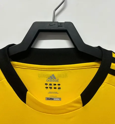 2011/2012 Retro Real Madrid Goalkeeper Football Jersey AAA fan-grade — view 3