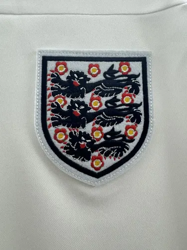 1982 Retro England Home Soccer Jersey AAA fan-grade — view 3
