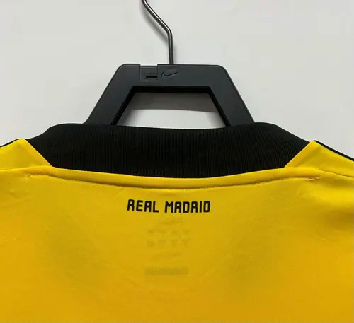 2011/2012 Retro Real Madrid Goalkeeper Football Jersey AAA fan-grade — view 4