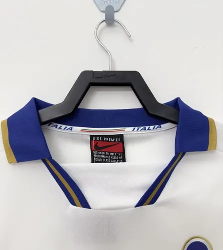 1996 Retro Italy Away Soccer Shirt AAA fan-grade — view 3