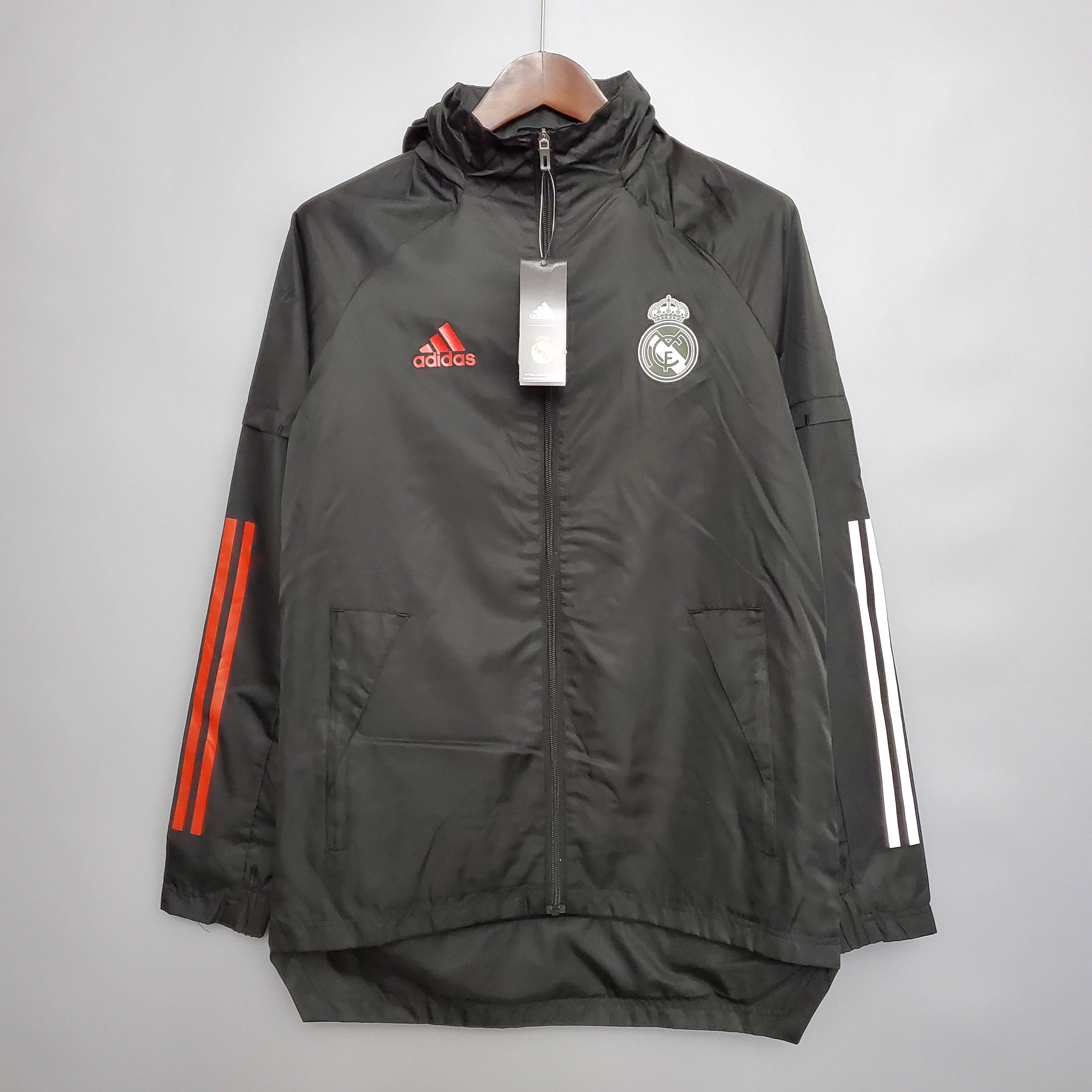 Chaqueta Cortavientos Real Madrid Negra 2021 (Borde Blanco y Rojo) — main view