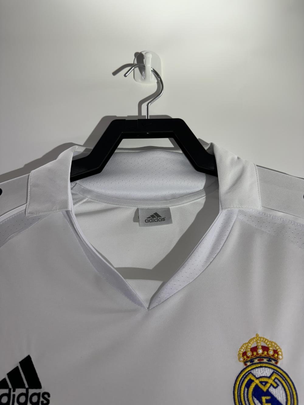 2005/2006 Retro Long Sleeve Real Madrid Home Soccer Jersey AAA fan-grade — view 3