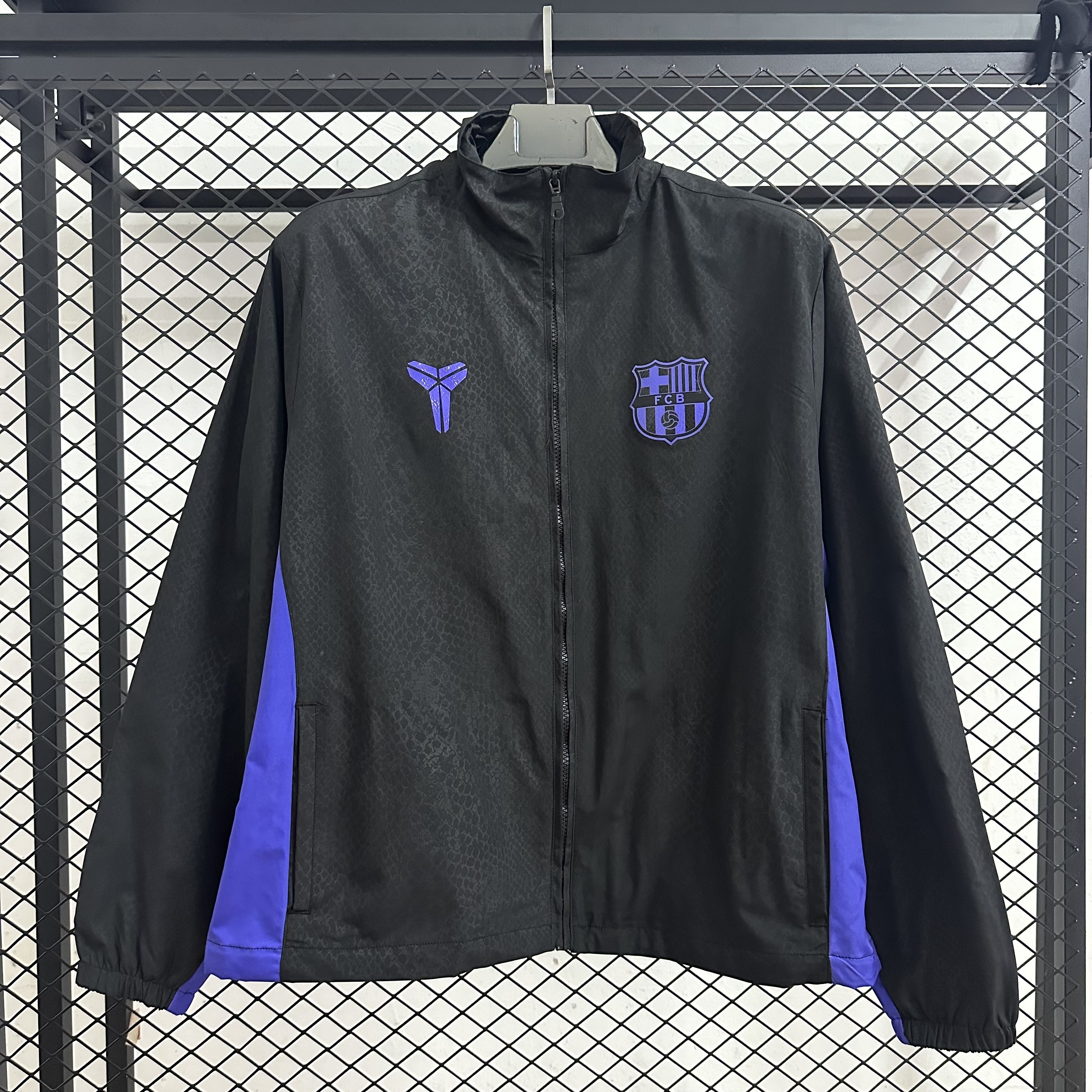 2025/2026 Barcelona Kobe Edición Conjunta Estampado Serpiente Chaqueta Cortavientos Camiseta de Fútbol Calidad Tailandesa