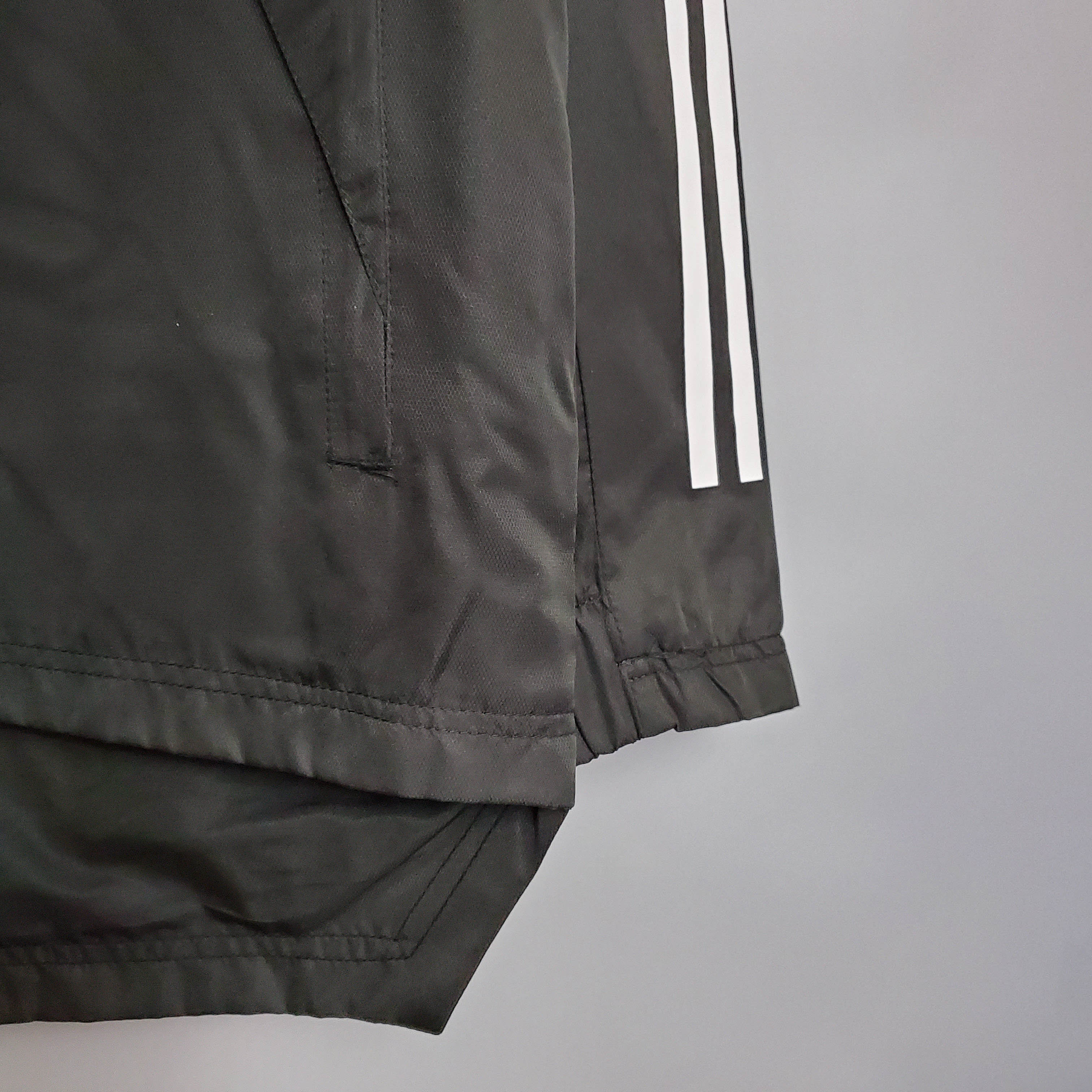 Chaqueta Cortavientos Real Madrid Negra 2021 (Borde Blanco y Rojo) — view 8