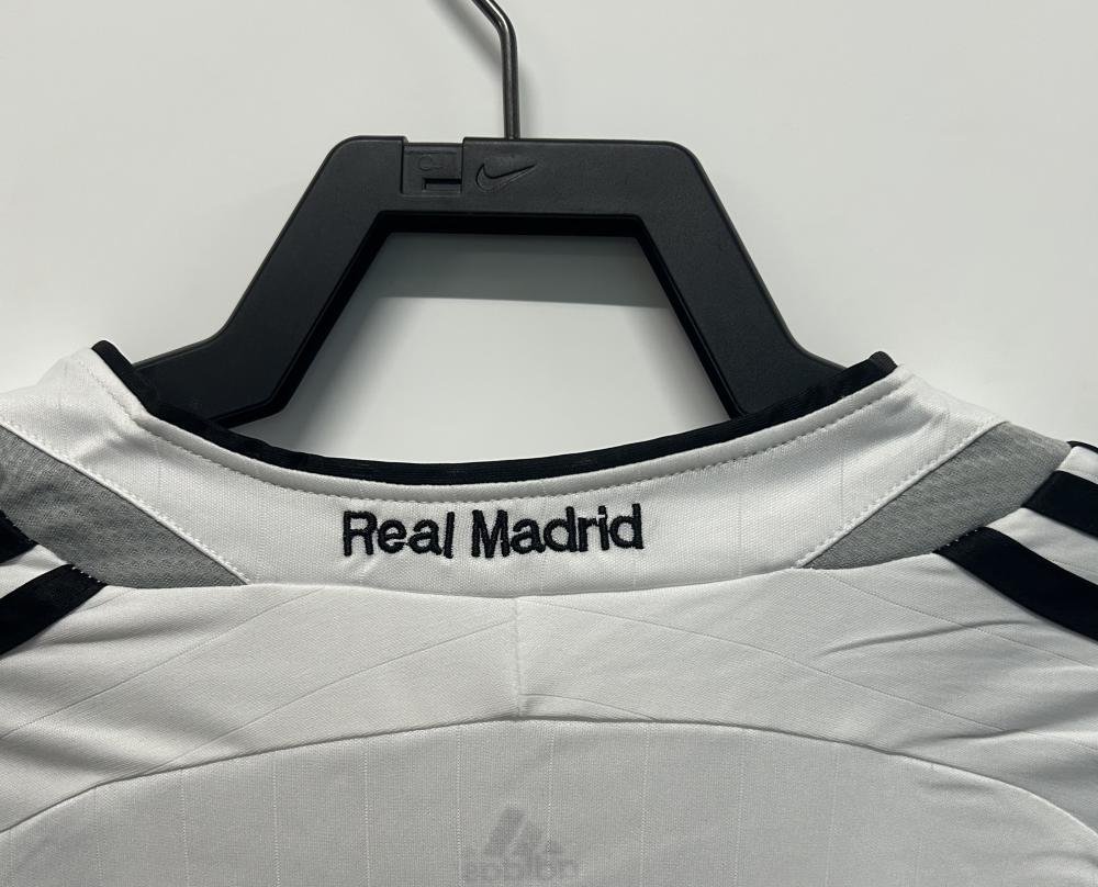 2006/2007 Retro Real Madrid Home Football Jersey AAA fan-grade — view 4
