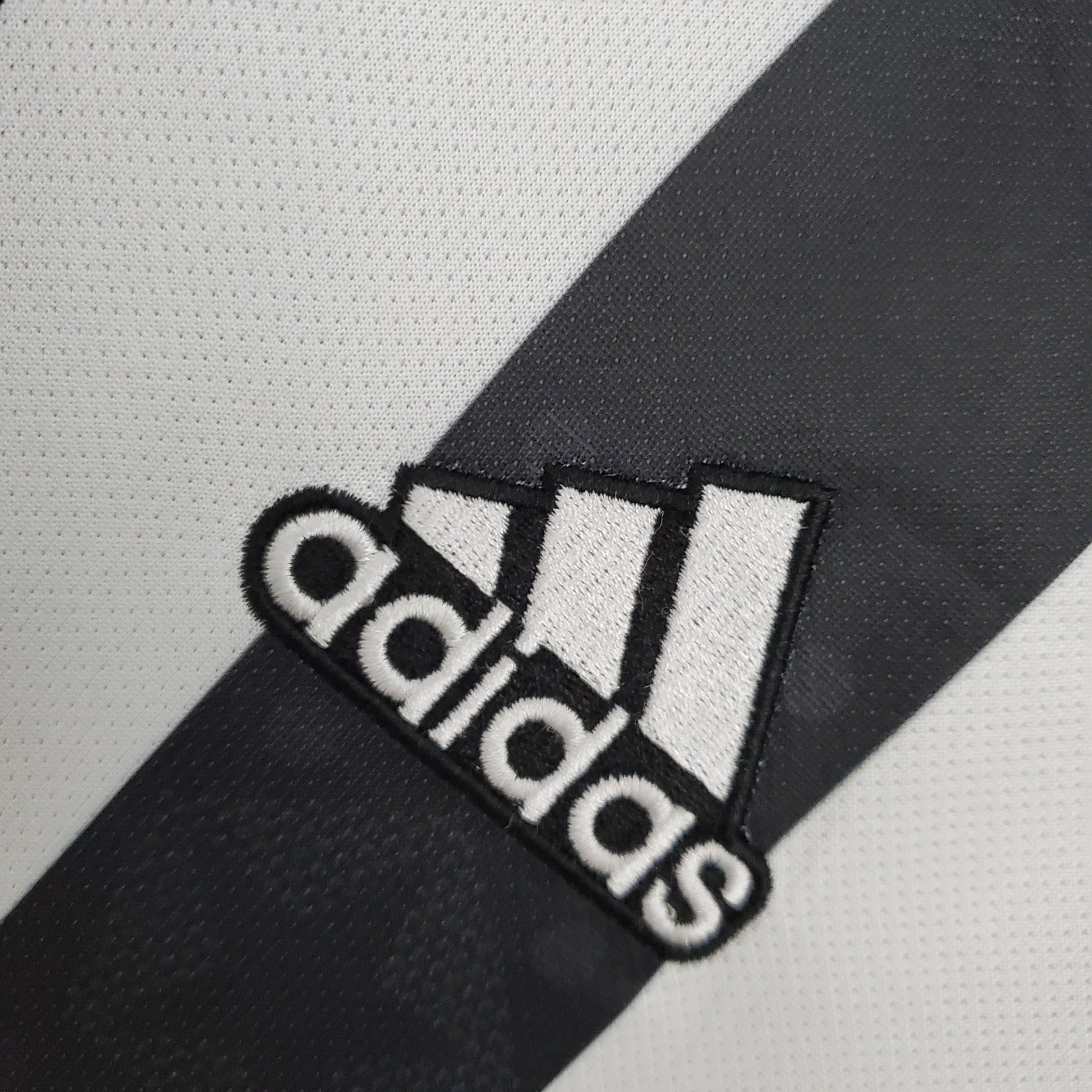 Juventus 2021/2022 Soccer Jersey AAA fan-grade Home — view 4