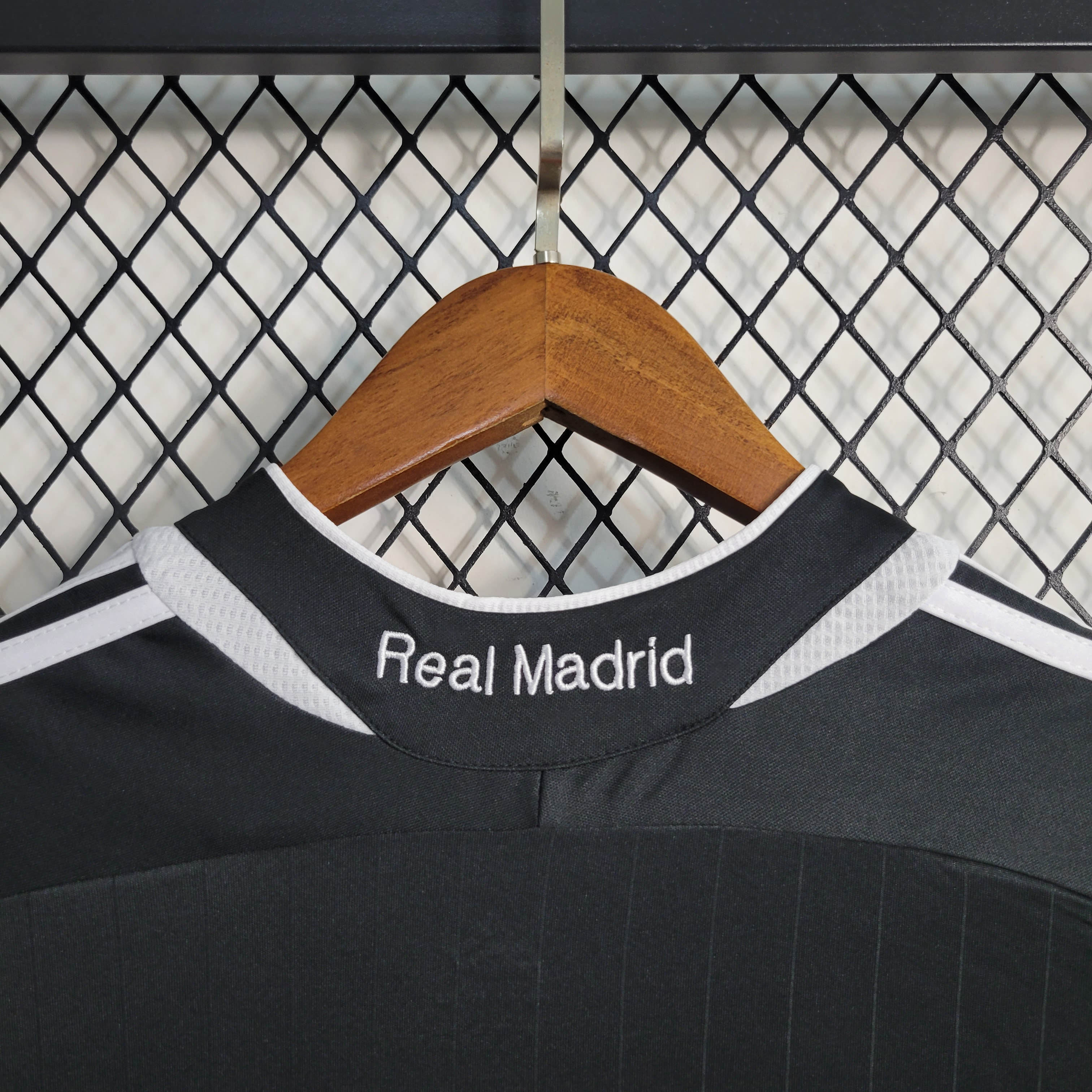 2006/2007 Retro Long Sleeve Real Madrid Away Jersey AAA fan-grade — view 7