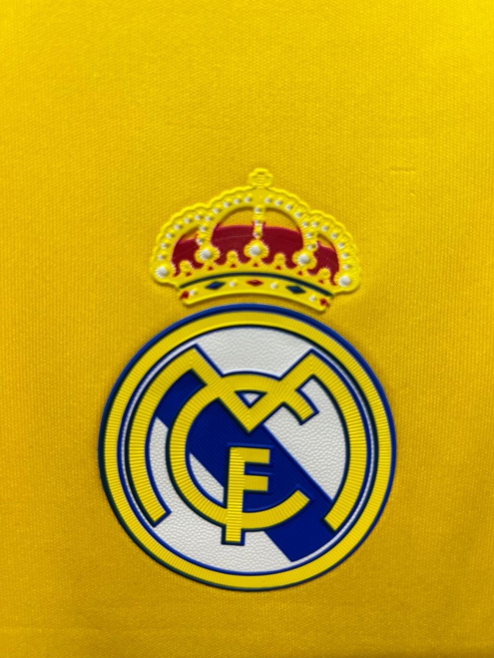 2011/2012 Retro Real Madrid Goalkeeper Football Jersey AAA fan-grade — view 7