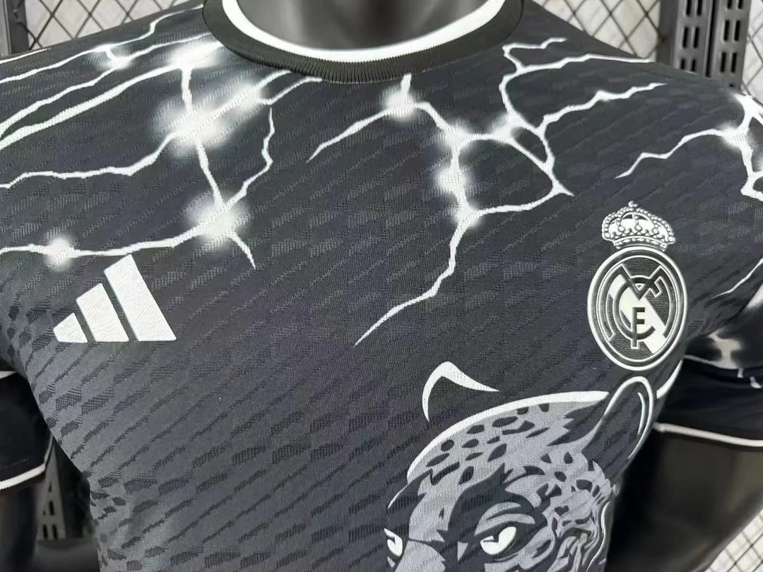 Camiseta Edición Especial Versión Jugador de Real Madrid 2024/2025 — view 3