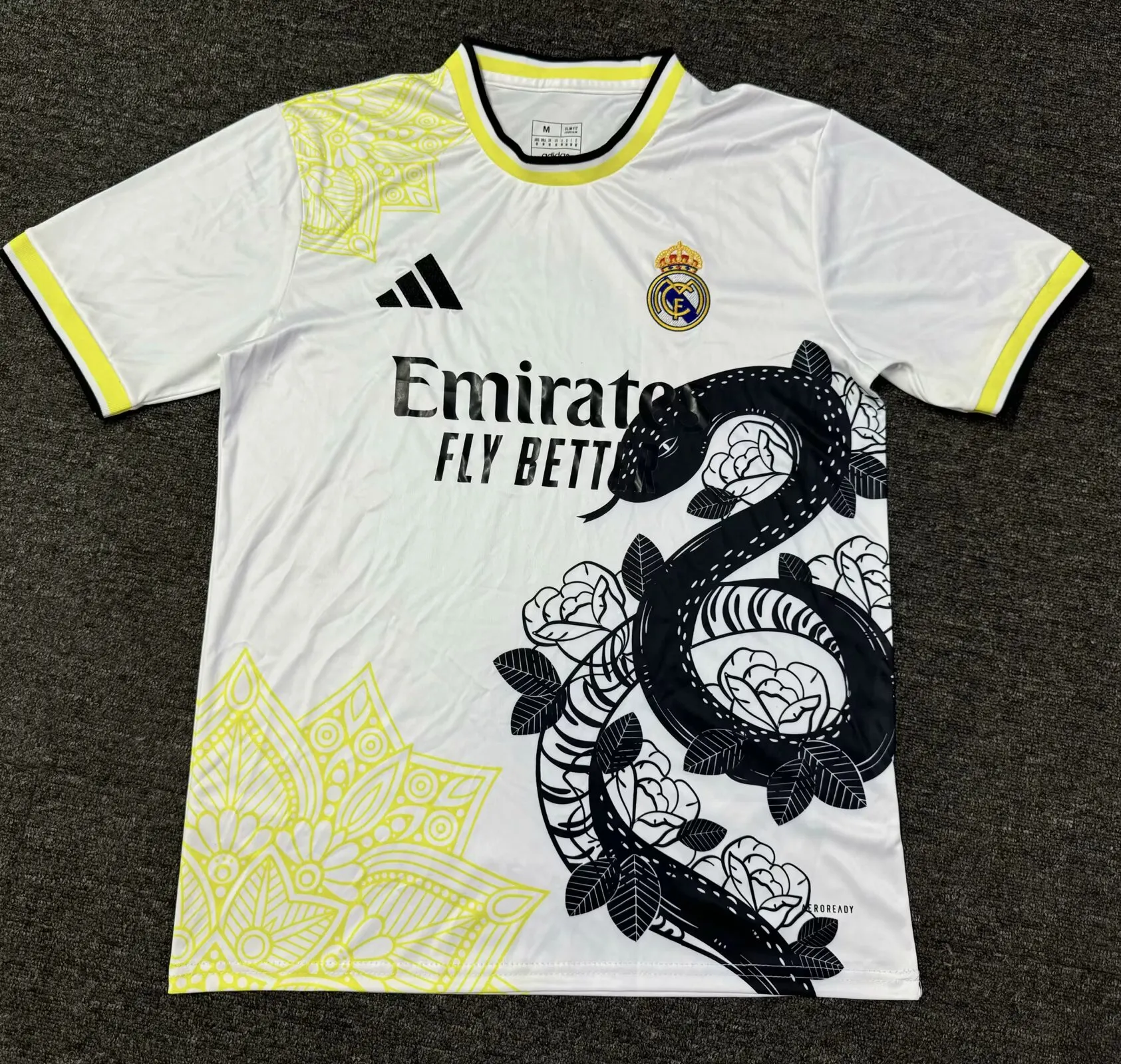 Camiseta de fútbol Edición Especial Serpiente Negra del Real Madrid 2025/2026 calidad tailandesa