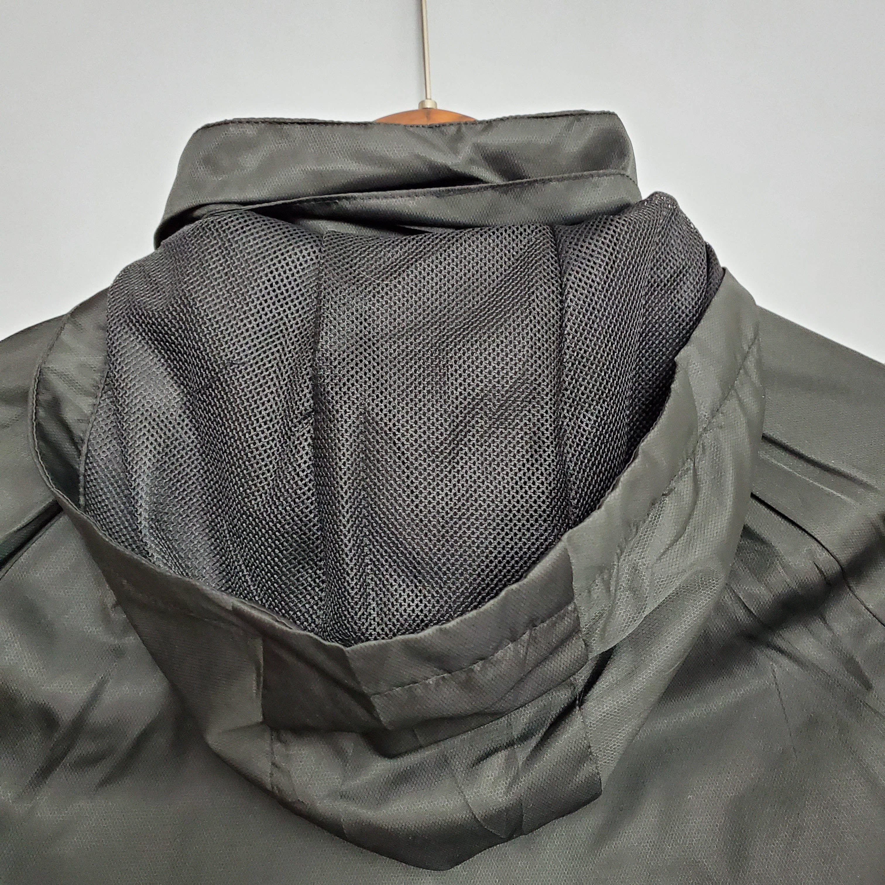 Chaqueta Cortavientos Real Madrid Negra 2021 (Borde Blanco y Rojo) — view 7