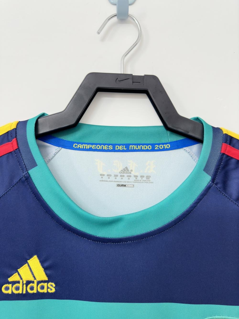 2010 Retro Spain Goalkeeper Soccer Shirt AAA fan-grade — view 3