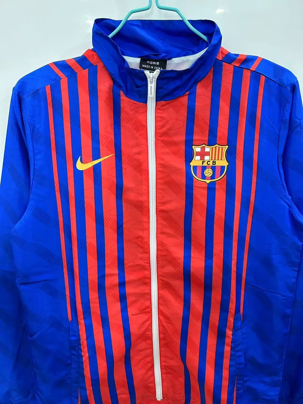 2025/2026 Barcelona Windbreaker Jersey AAA fan-grade 02 — view 3