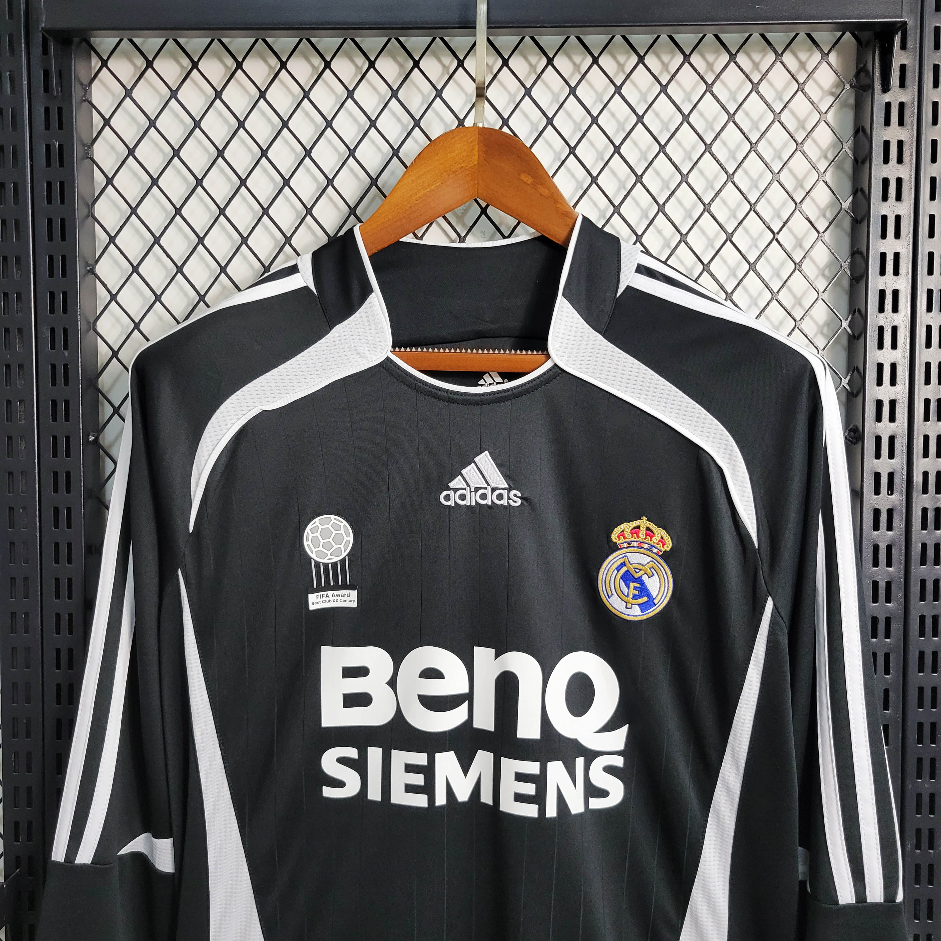 2006/2007 Retro Long Sleeve Real Madrid Away Jersey AAA fan-grade — view 3