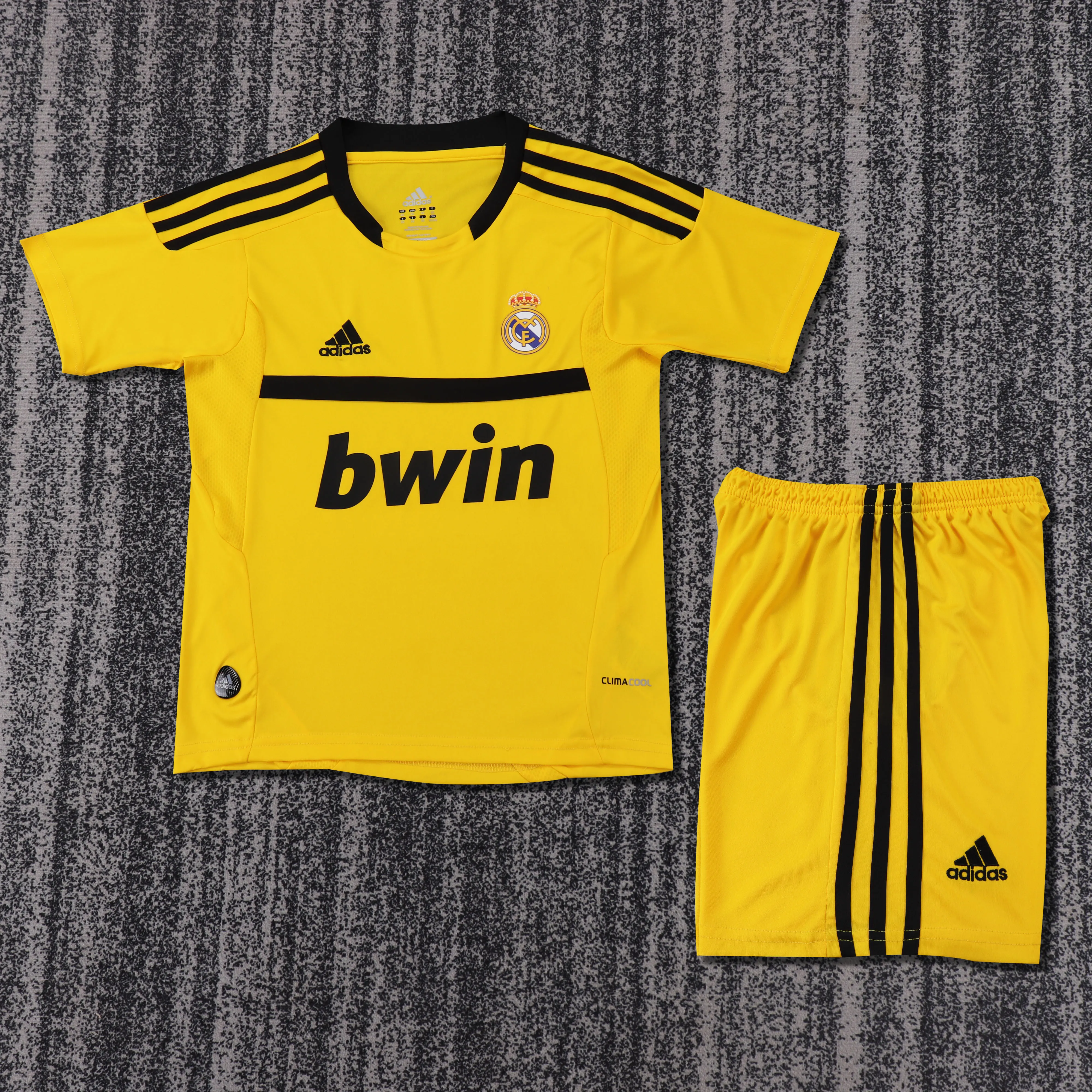 2011-2012 Retro Real Madrid Goalkeeper Football Shirt AAA fan-grade Kids Size