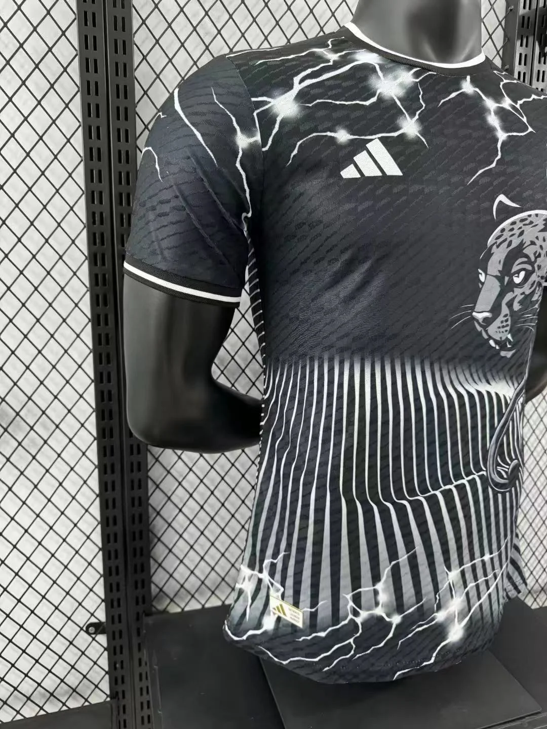 Camiseta Edición Especial Versión Jugador de Real Madrid 2024/2025 — view 7