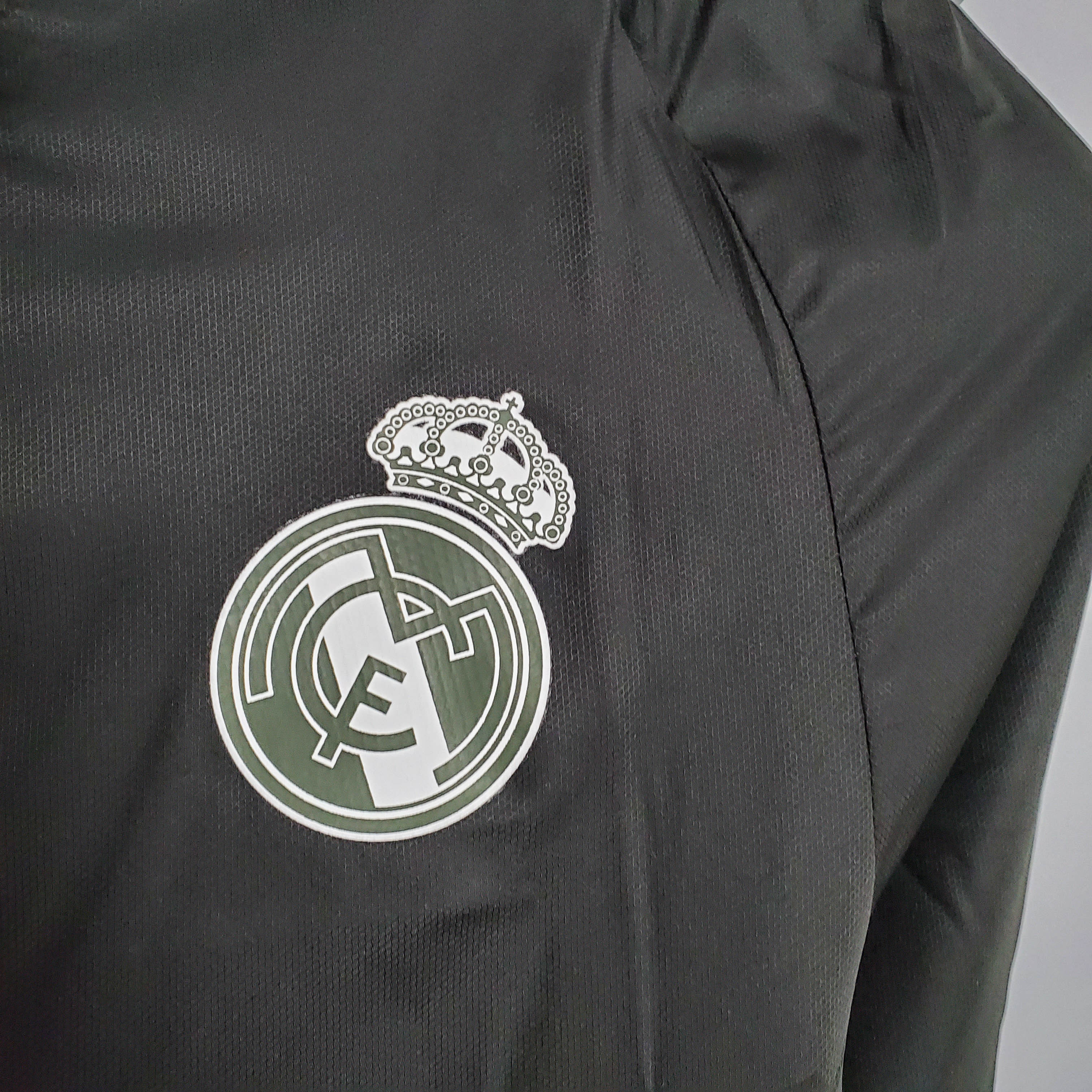 Chaqueta Cortavientos Real Madrid Negra 2021 (Borde Blanco y Rojo) — view 5
