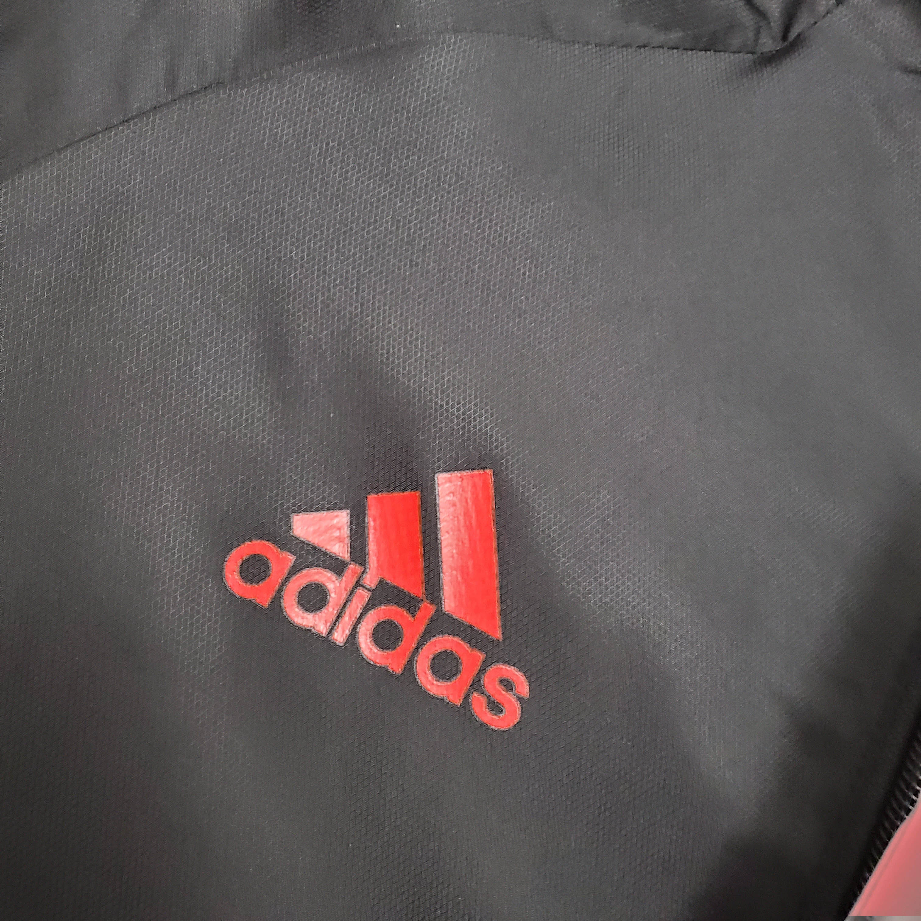 Chaqueta Cortavientos Real Madrid Negra 2021 (Borde Blanco y Rojo) — view 4