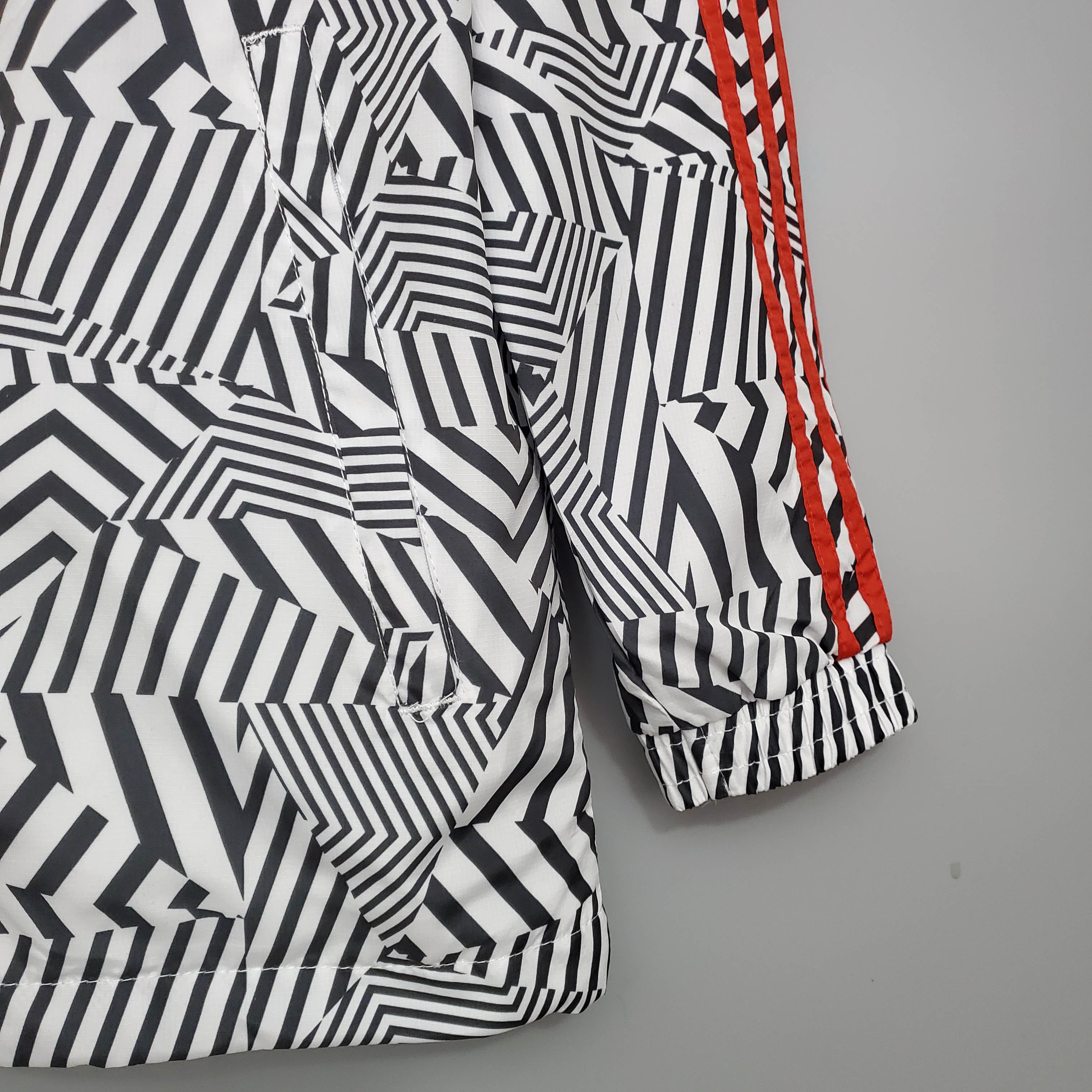 2021/2022 Manchester United Jersey Windbreaker Black-White Stripes — view 8