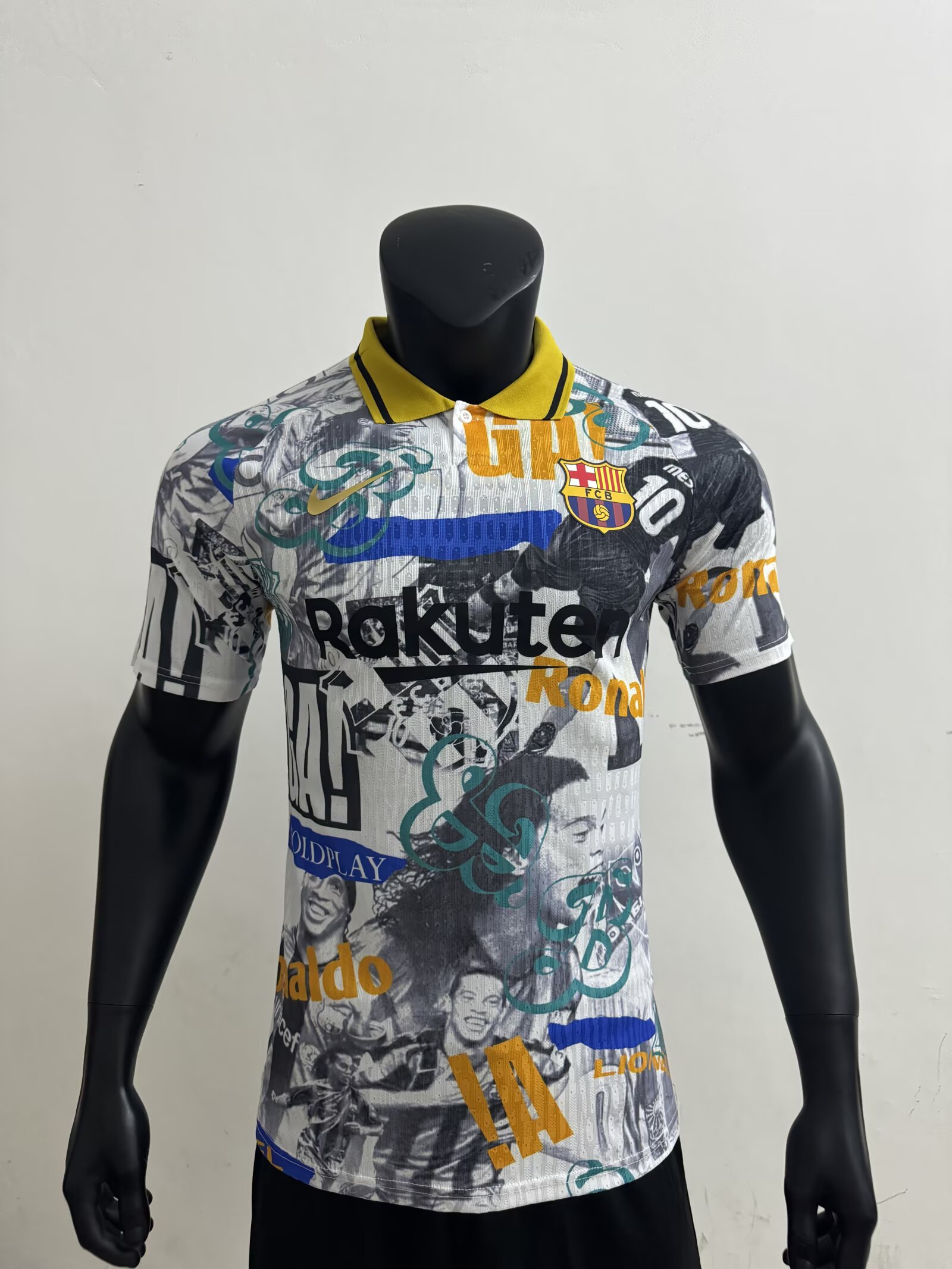 2025/2026 Player Version Barcelona Ronaldinho Co-branded version Football Jersey AAA fan-grade