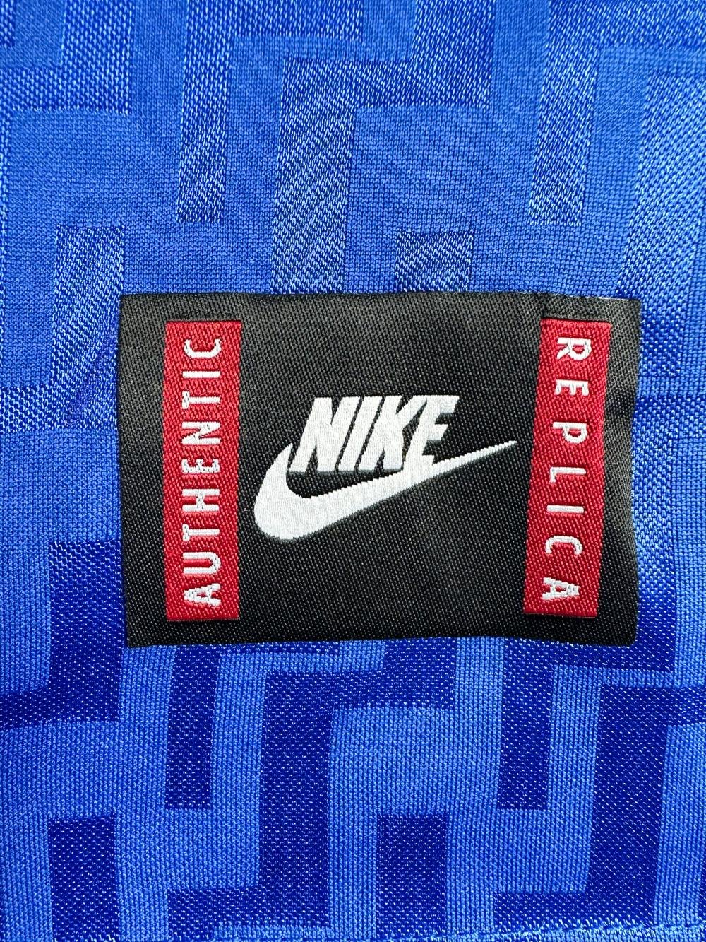 1995 Retro Italy Home Soccer Shirt AAA fan-grade — view 9