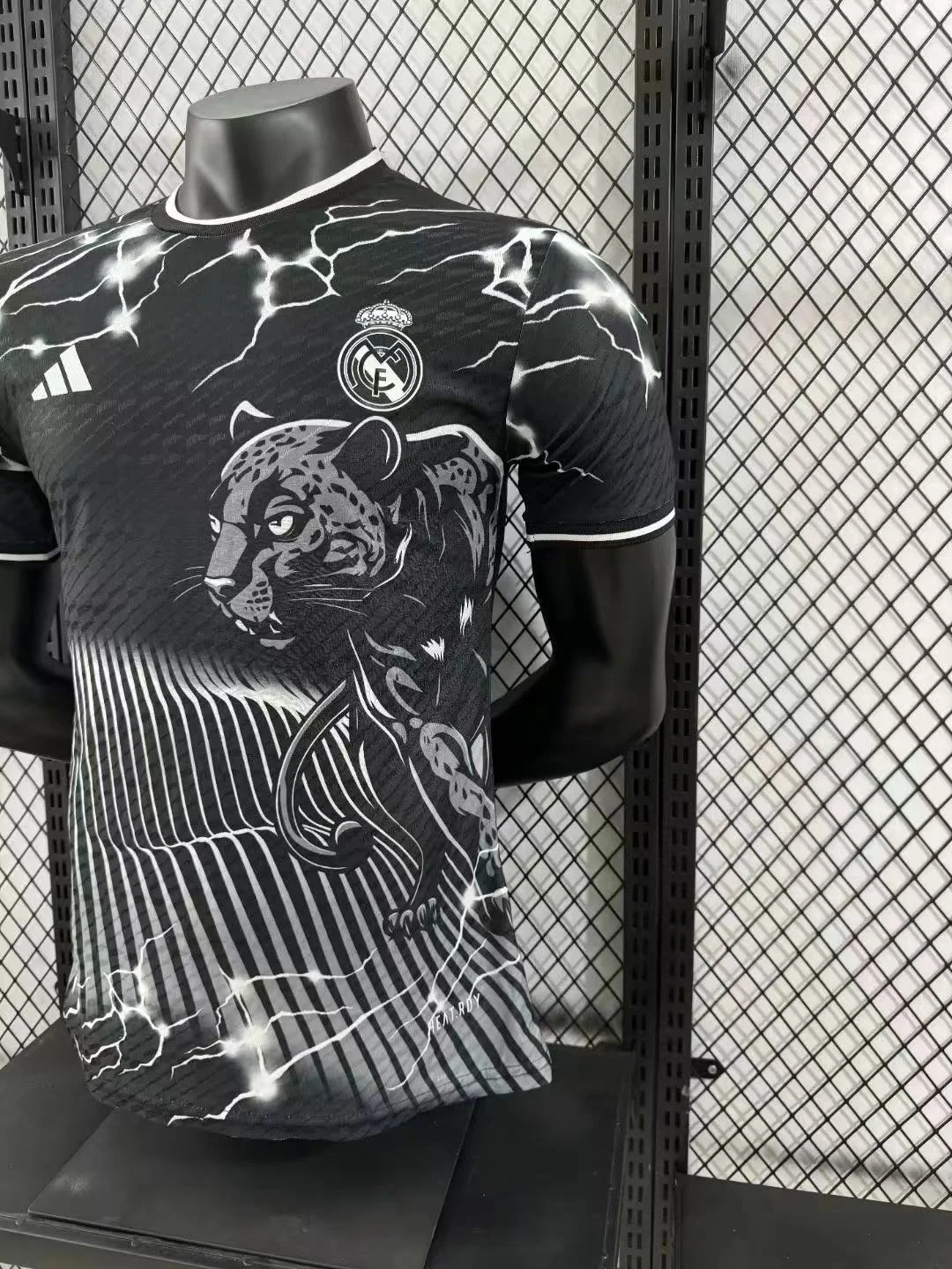 Camiseta Edición Especial Versión Jugador de Real Madrid 2024/2025 — view 8