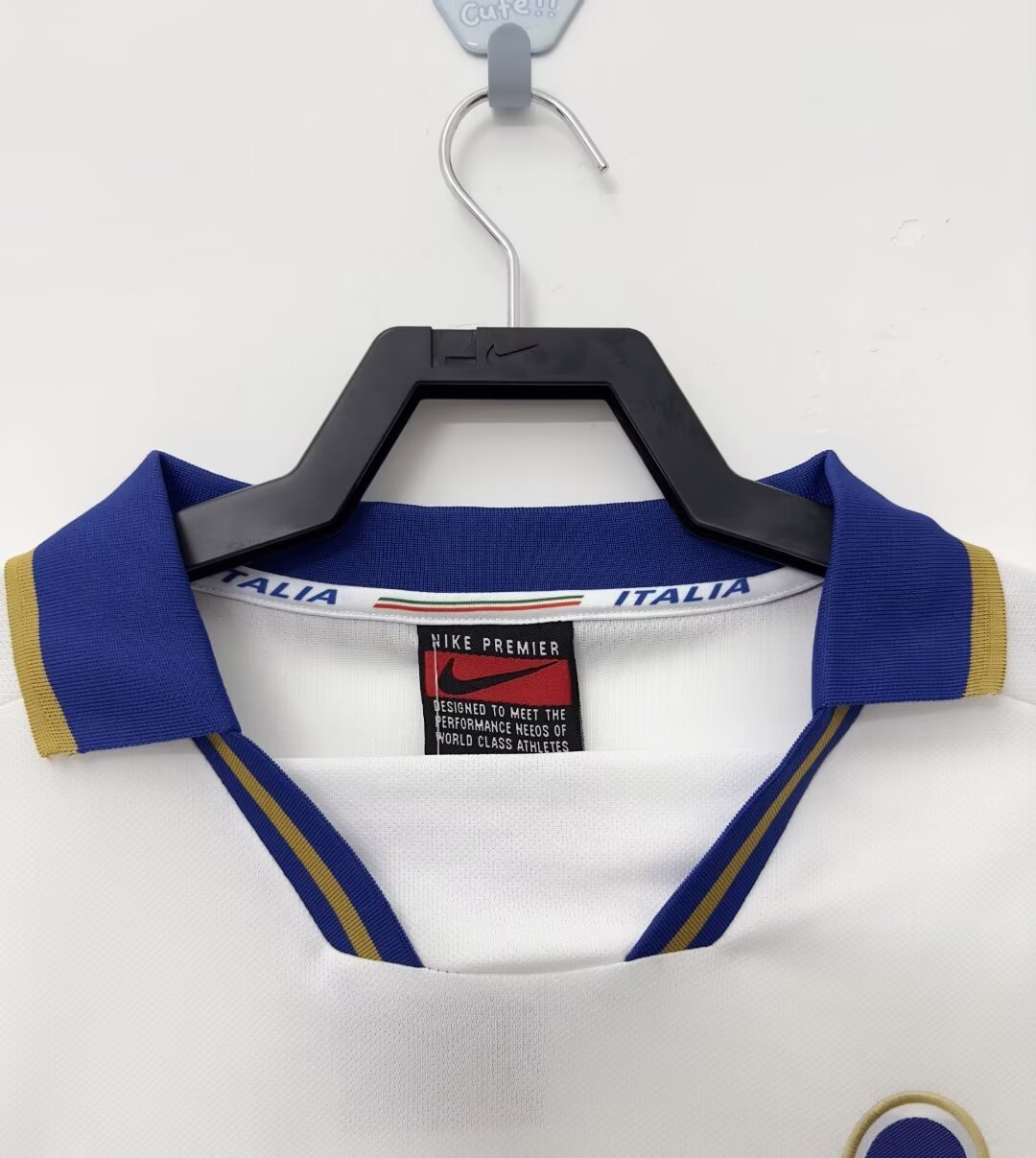1996 Retro Italy Away Soccer Shirt AAA fan-grade — view 3