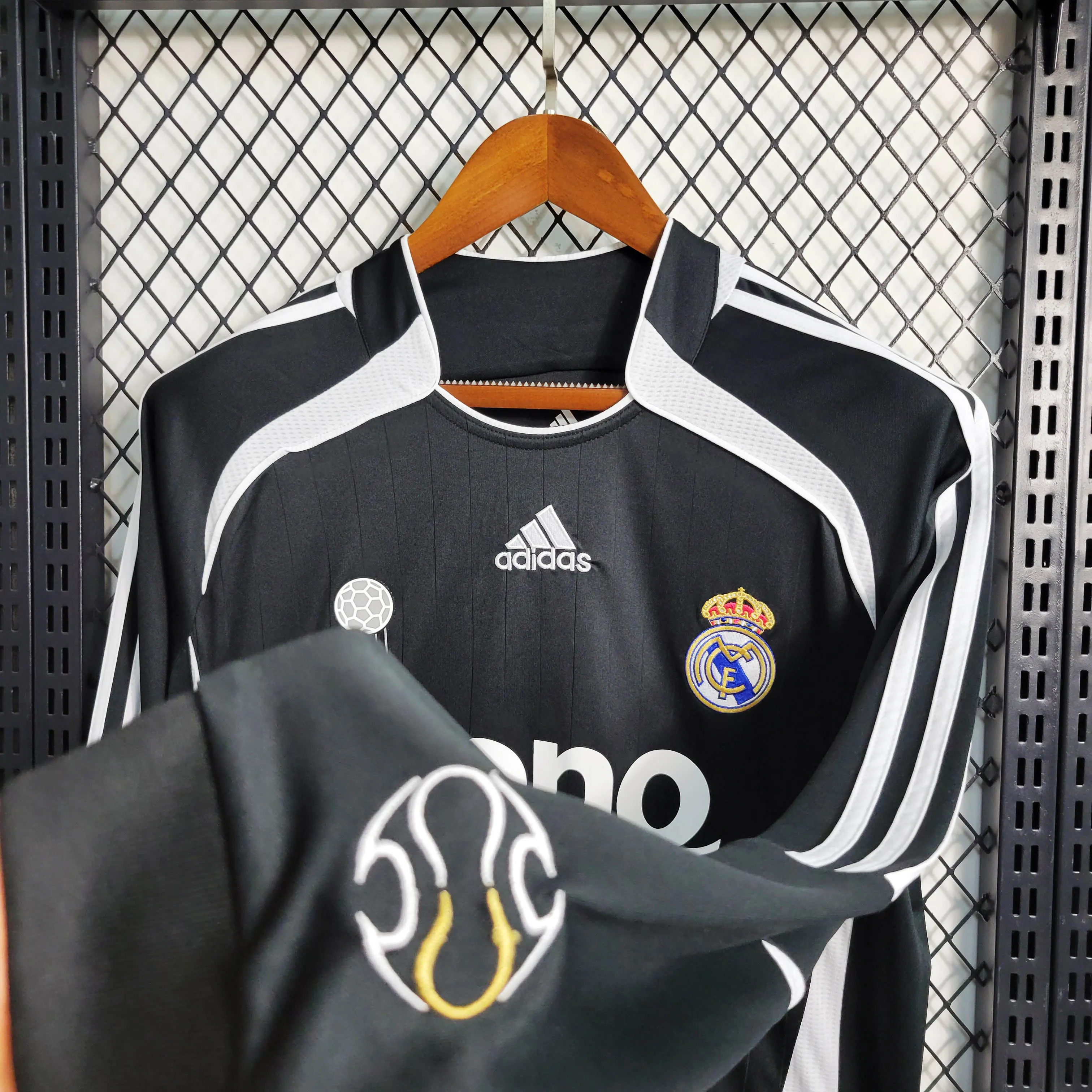 2006/2007 Retro Long Sleeve Real Madrid Away Jersey AAA fan-grade — view 8