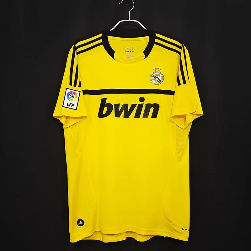 2011/2012 Retro Real Madrid Goalkeeper Football Jersey AAA fan-grade — main view